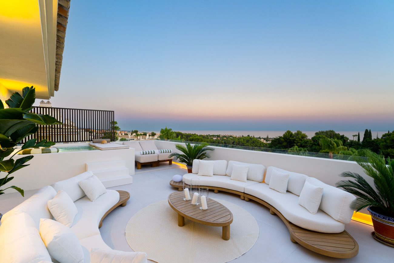 Alba Residence, ático dúplex reformado con terraza panorámica en la comunidad de Sierra Blanca