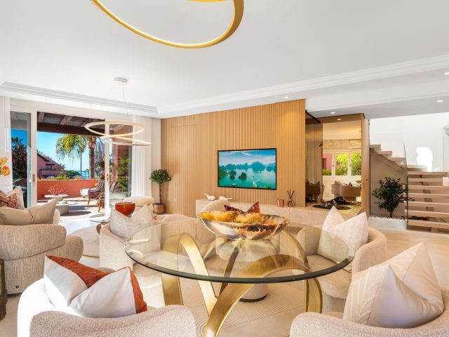 Beachfront duplex penthouse for sale in Torre Bermeja complex | Image 3