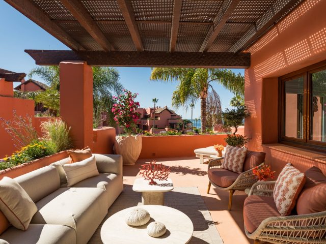 Beachfront duplex penthouse for sale in Torre Bermeja complex