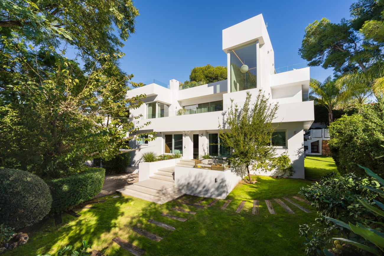 Casa Gina, una propiedad totalmente renovada con solárium y vistas al mar en Nueva Andalucía