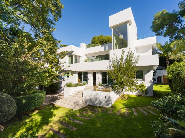 Casa Gina, una propiedad totalmente renovada con solárium y vistas al mar en Nueva Andalucía
