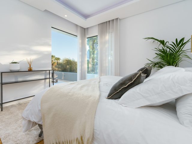 Casa Gina, una propiedad totalmente renovada con solárium y vistas al mar en Nueva Andalucía | Image 2