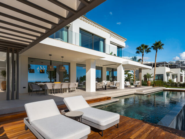 The Ridge, a contemporary villa on the golf course frontage in La Quinta | Image 1