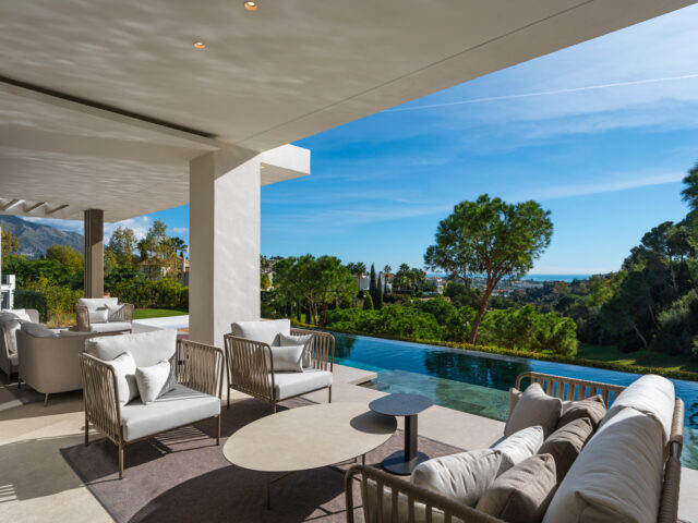 The Ridge, a contemporary villa on the golf course frontage in La Quinta | Image 2