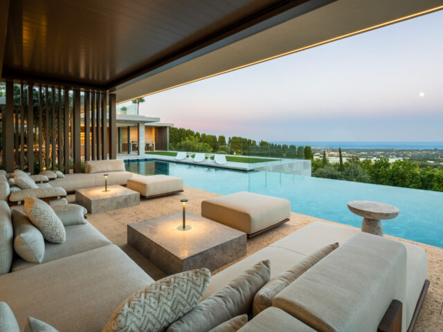 Descubra Villa Watchtower, villa de lujo de diseño contemporáneo en La Reserva de Sotogrande | Image 1