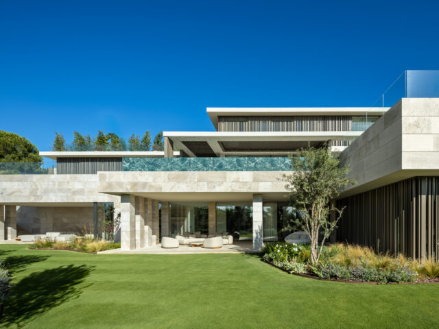 Descubra Villa Watchtower, villa de lujo de diseño contemporáneo en La Reserva de Sotogrande | Image 2