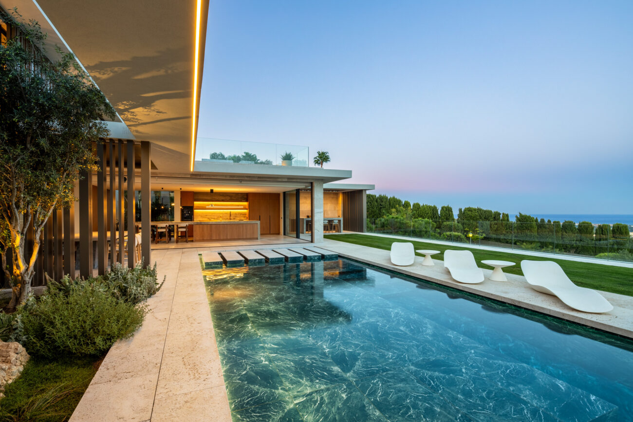 Descubra Villa Watchtower, villa de lujo de diseño contemporáneo en La Reserva de Sotogrande