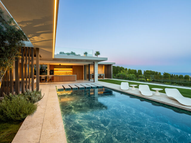 Descubra Villa Watchtower, villa de lujo de diseño contemporáneo en La Reserva de Sotogrande