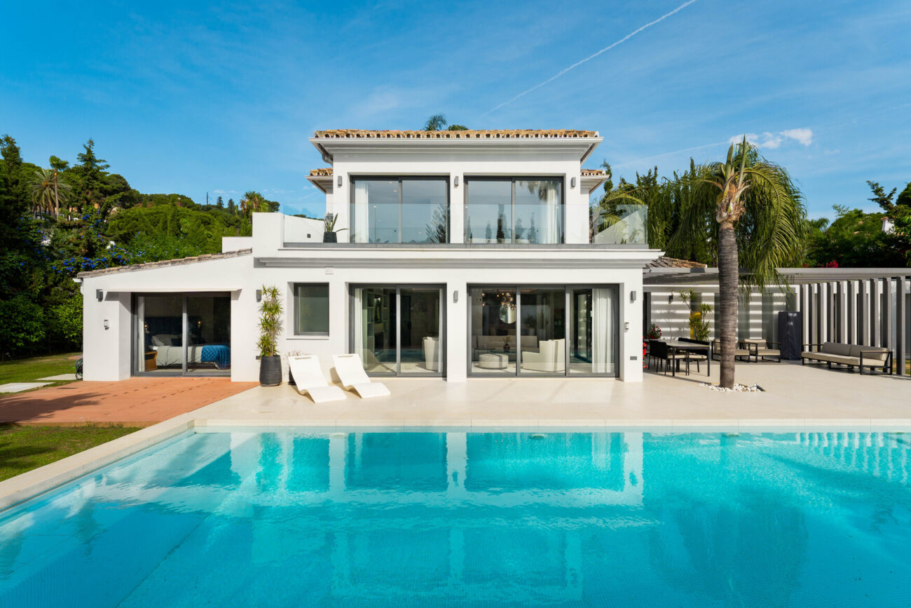 Descubra Villa Pacific en Las Brisas, Nueva Andalucía, arquitectura funcional y confort en el corazón del Valle del Golf